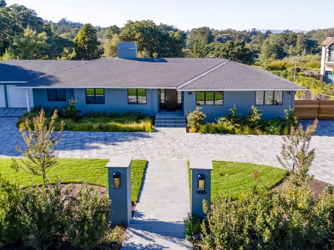 Exterior, Facade, Ranch