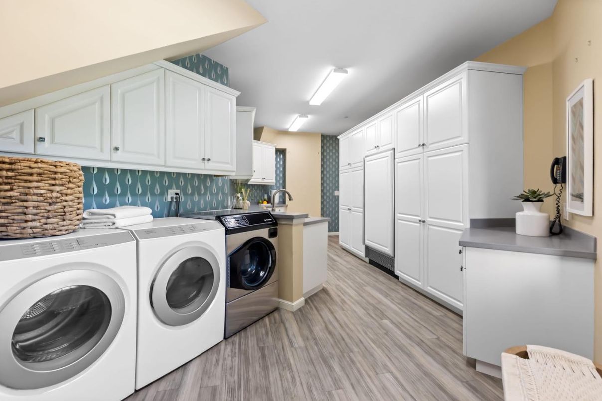 Interior, Washer, Wood Texture Flooring