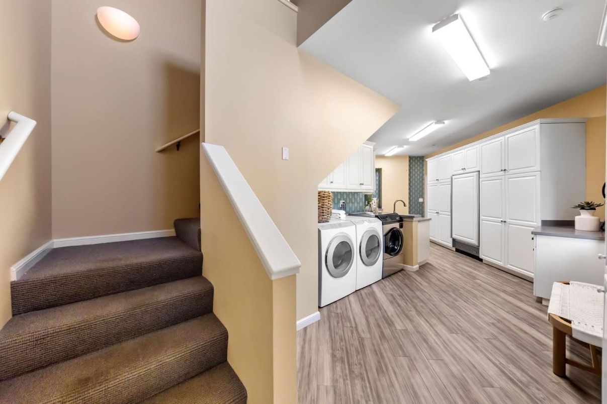 Interior, Washer, Wood Texture Flooring