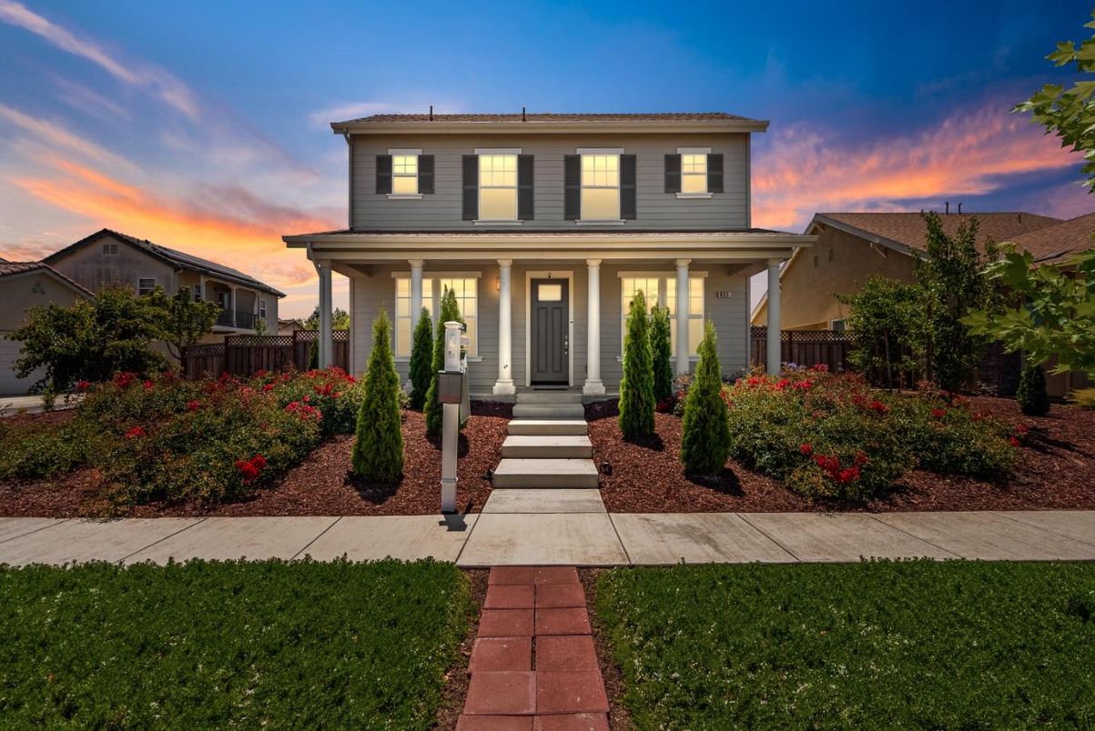 Exterior, Facade, American Foursquare