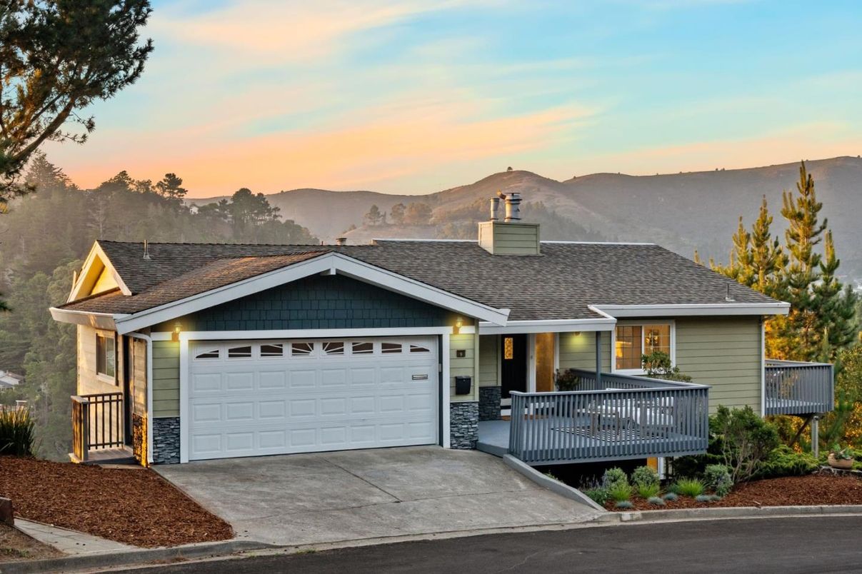 Attached, Exterior, Facade, Ranch
