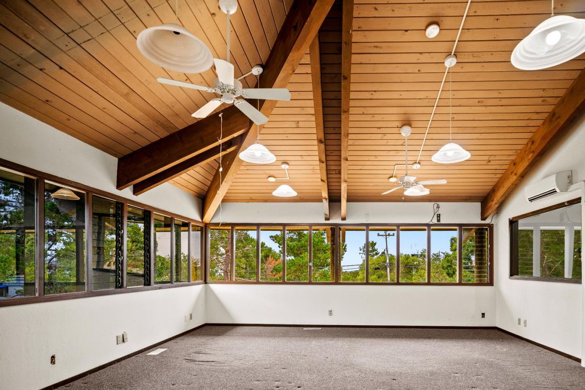 Empty room, Interior, Wooden Beams, Wooden Ceilings