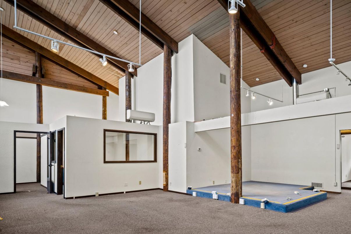 Empty room, Interior, Wooden Beams, Wooden Ceilings