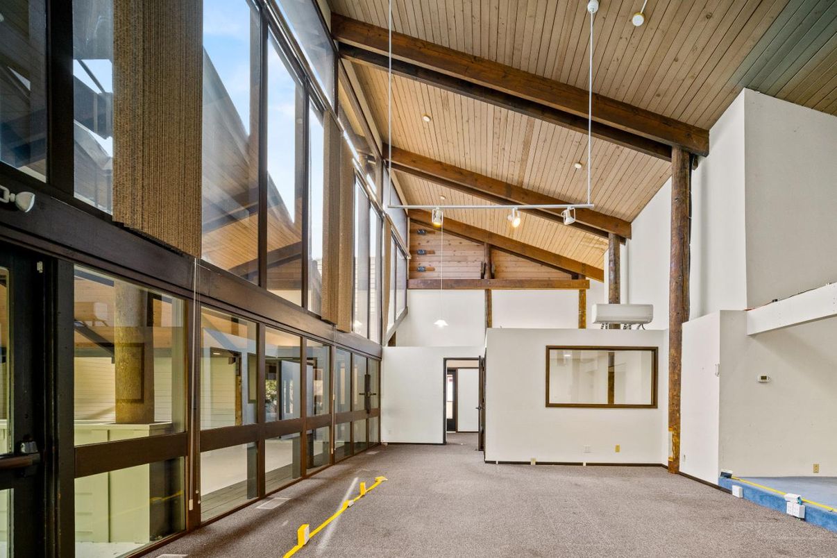 Empty room, Interior, Wooden Beams, Wooden Ceilings