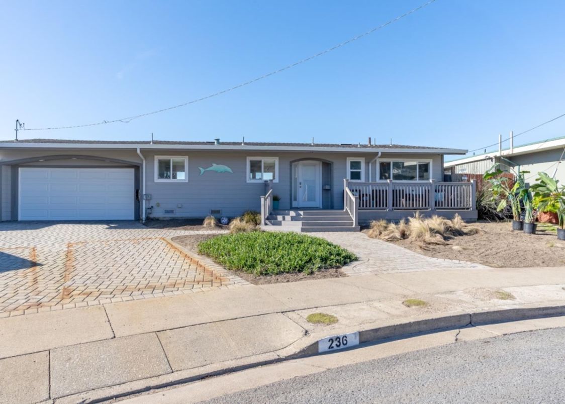 Attached, Exterior, Facade, Ranch