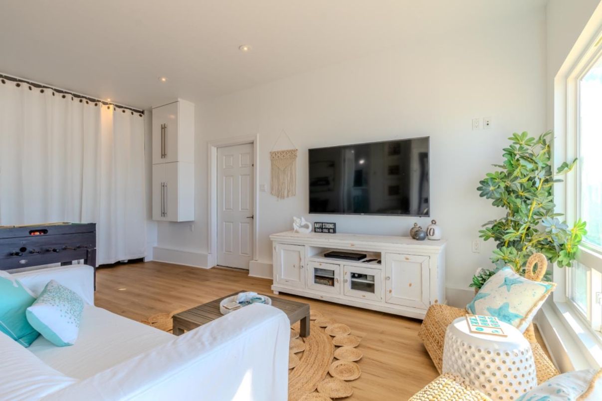 Interior, Living room, Recessed Lighting, Wood Texture Flooring
