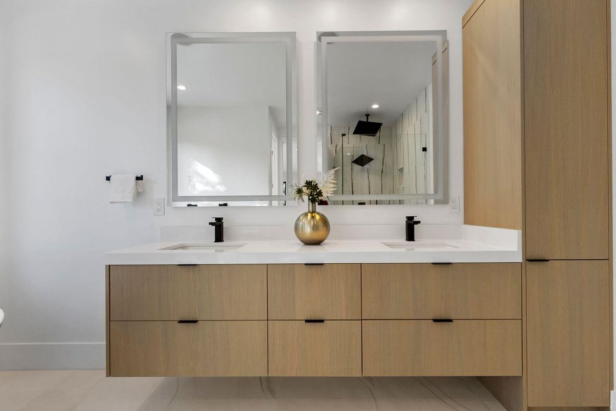 Bathroom, Dual Sink Vanities, Interior, Recessed Lighting