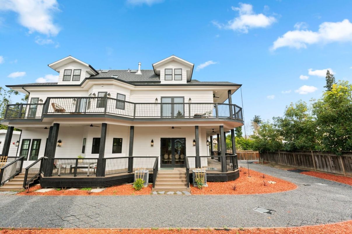 Exterior, Facade, American Foursquare