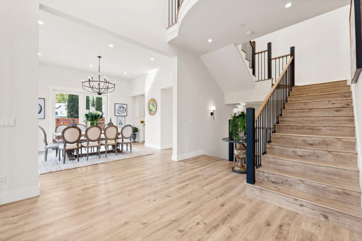 Chandelier, Dining room, Interior, Recessed Lighting, Wood Texture Flooring