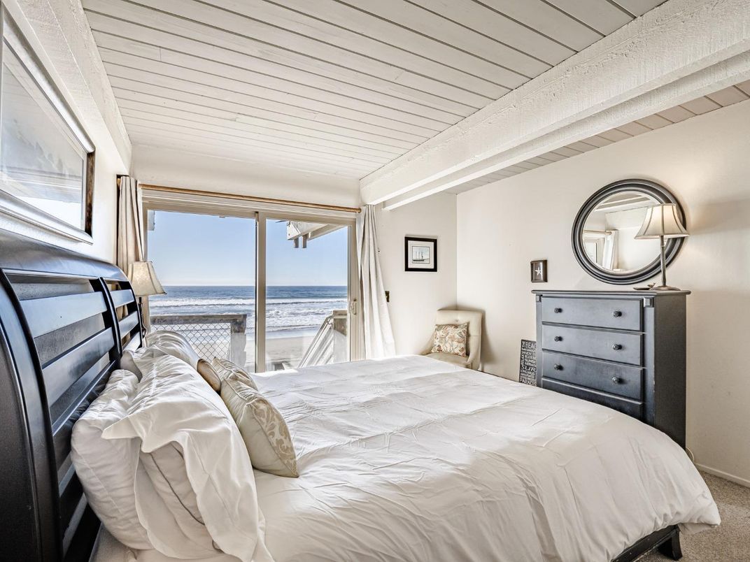 Bedroom, Interior, Water