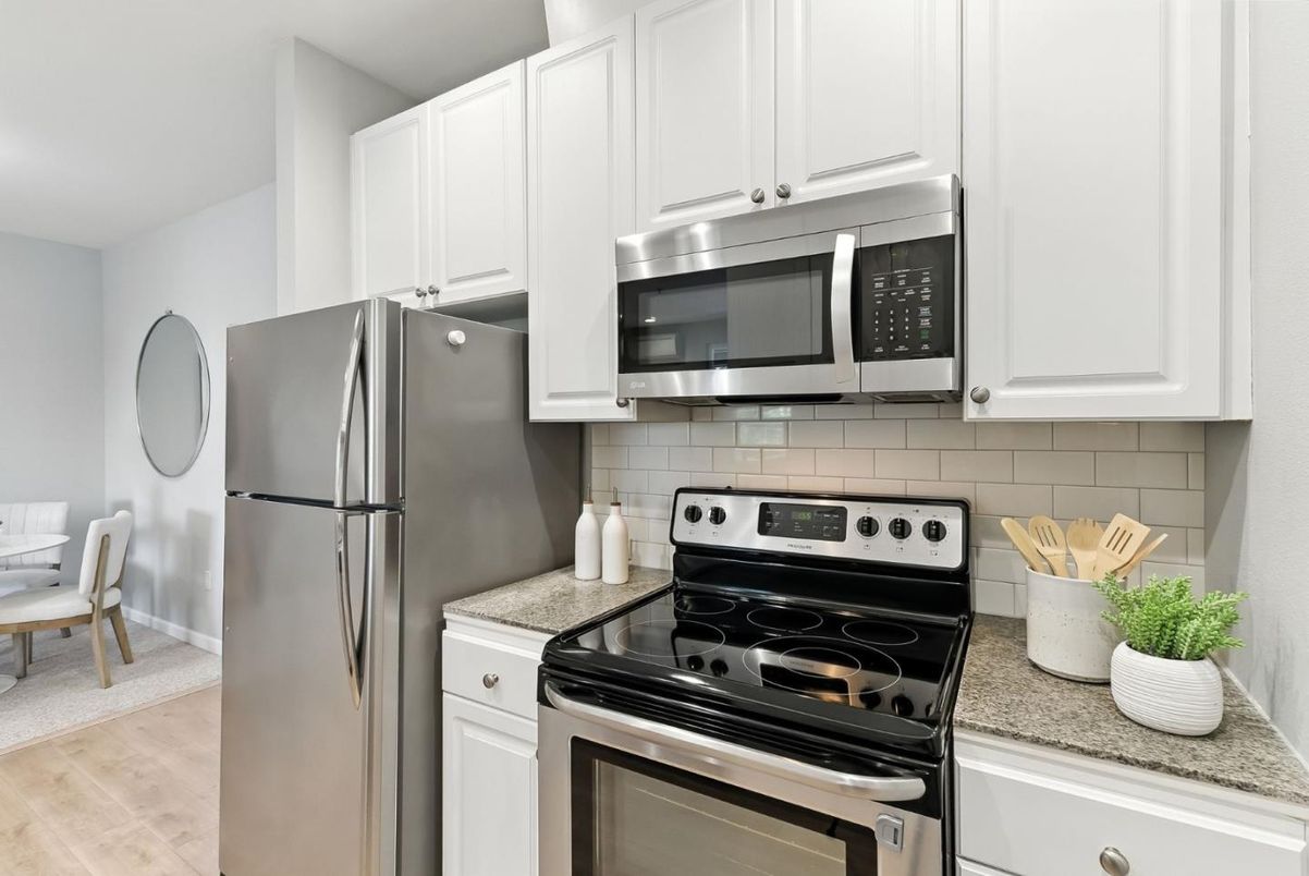 Dining room, Interior, Kitchen, Stainless Steel Appliances, Wood Texture Flooring