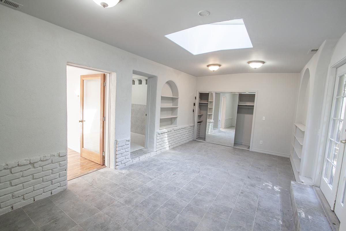 Empty room, Interior