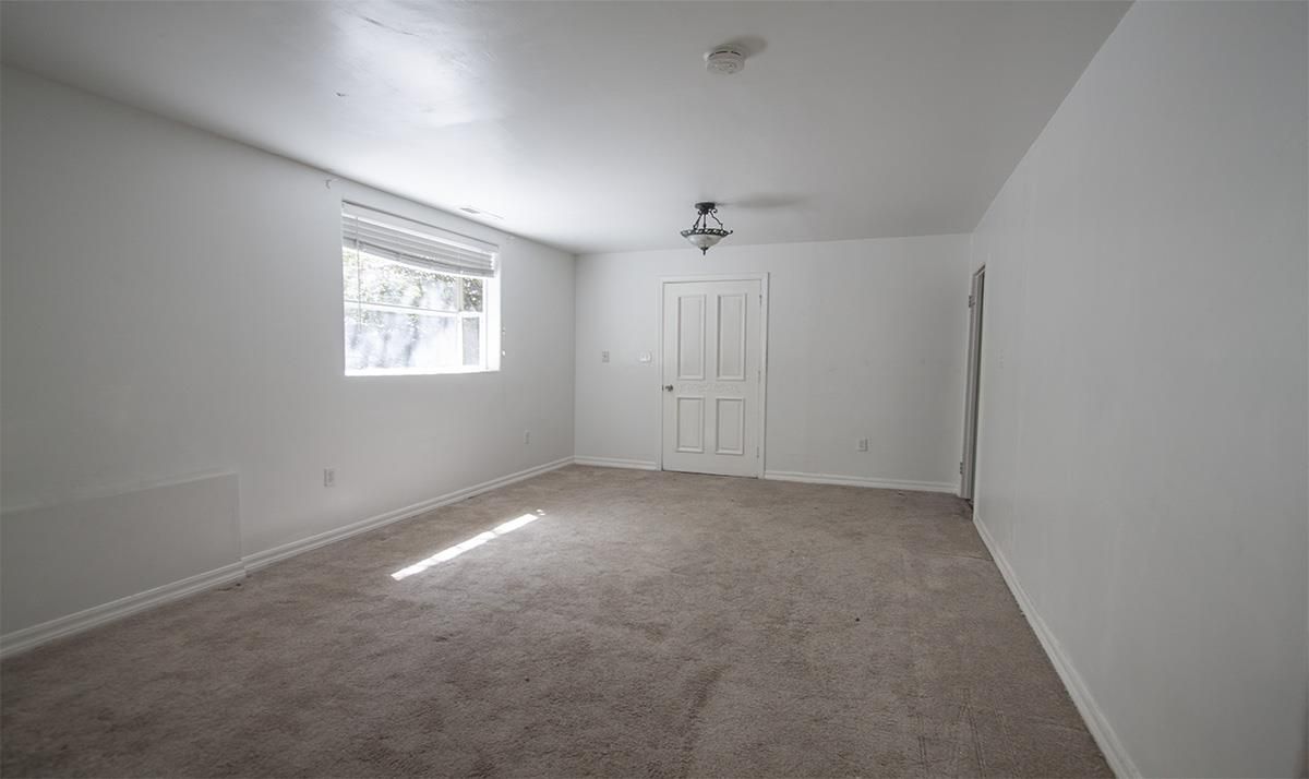 Empty room, Interior