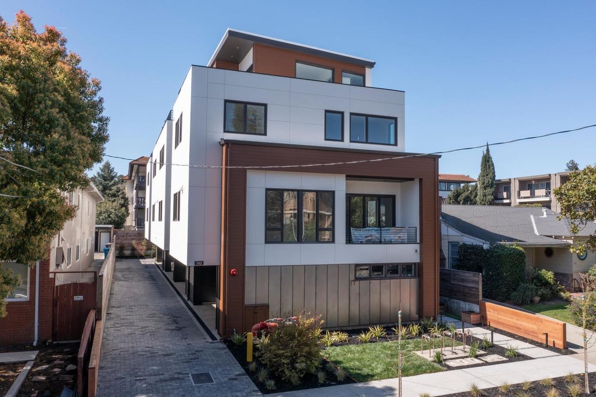 Exterior, Facade, Modern