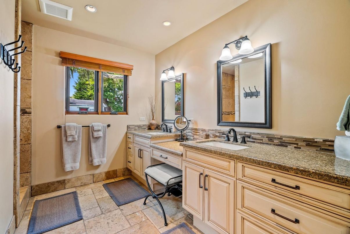 Bathroom, Dual Sink Vanities, Interior, Recessed Lighting