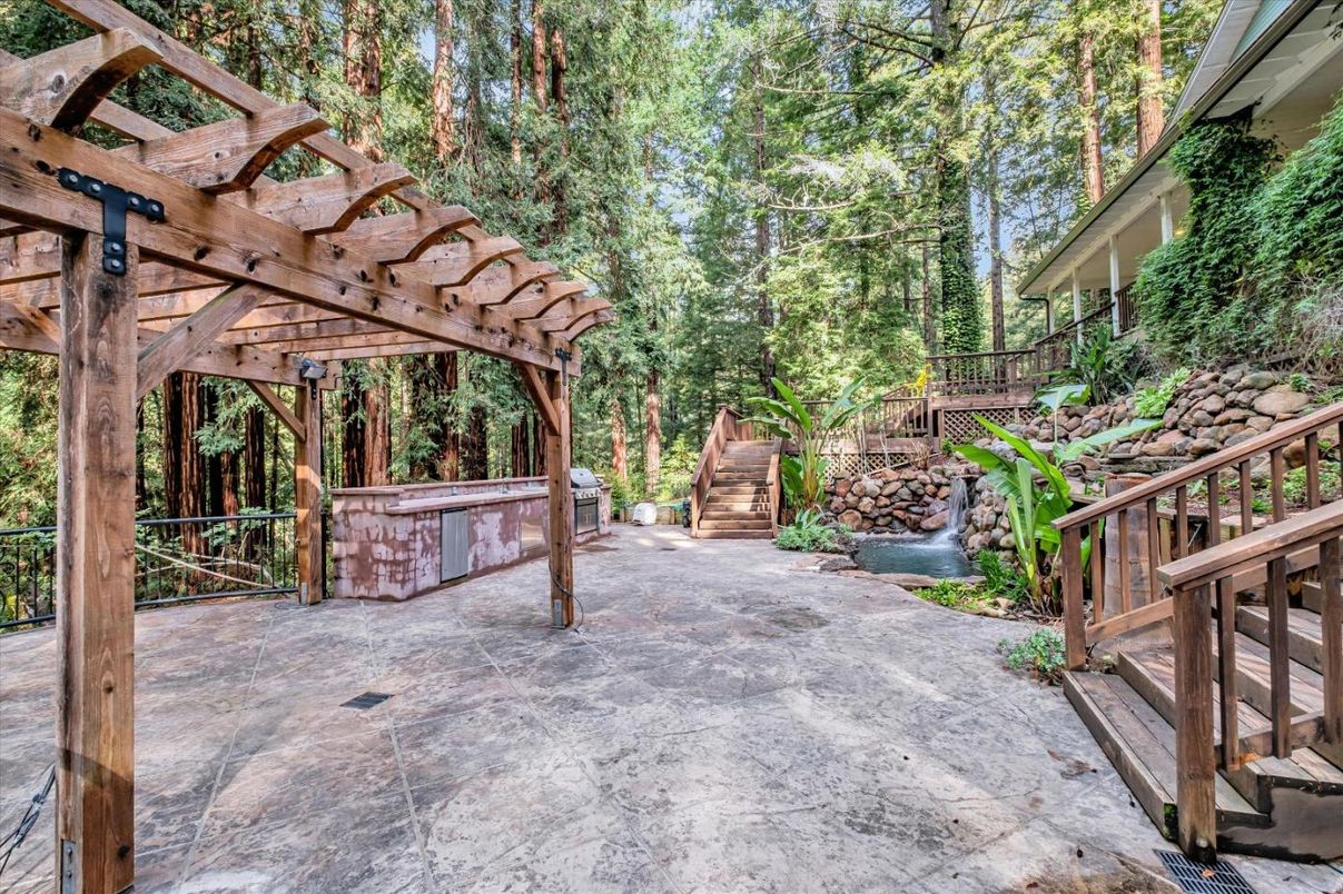 Exterior, Hot Tub, Outdoor Kitchen