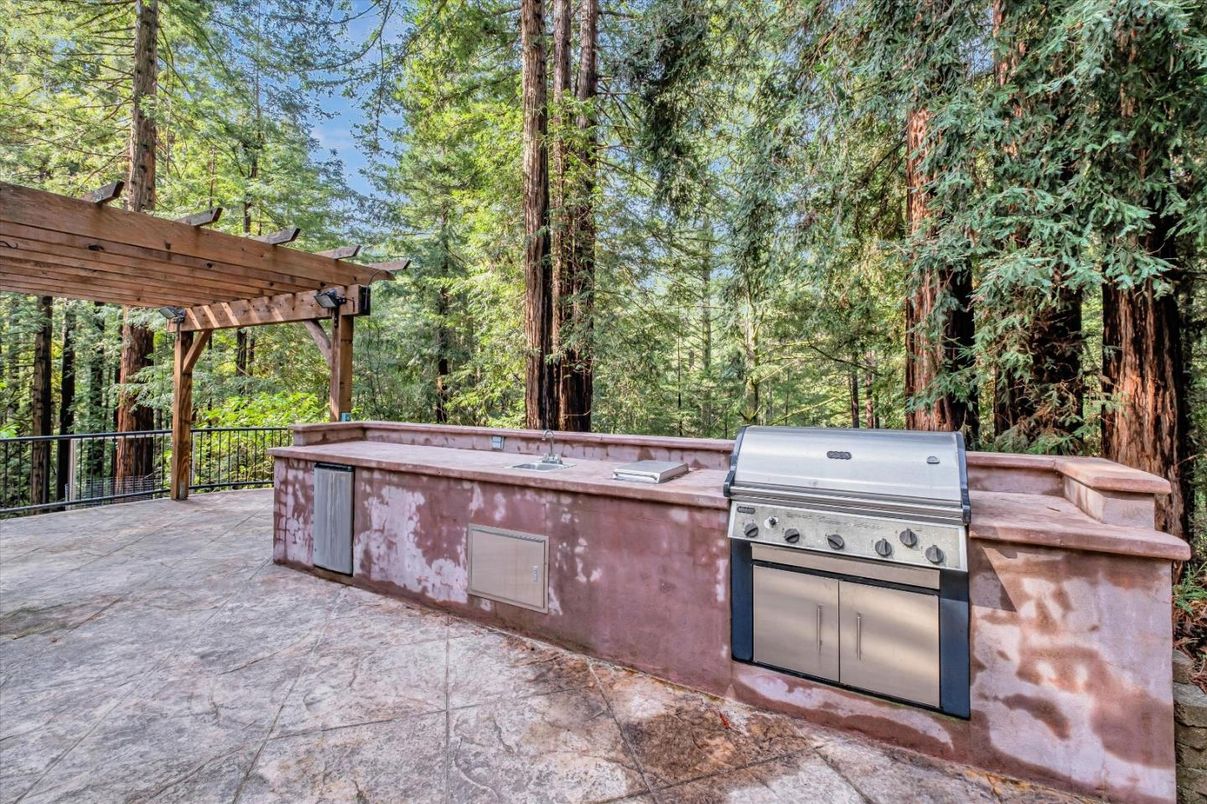 Exterior, Hot Tub, Outdoor Kitchen