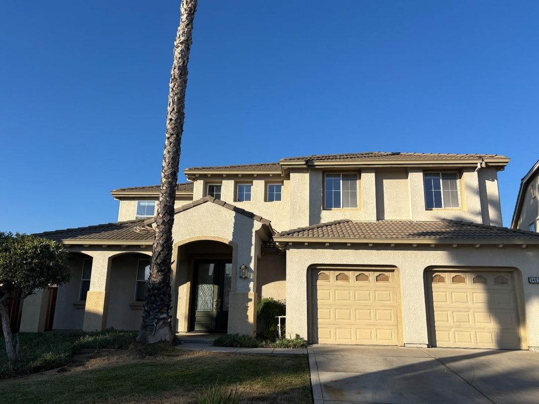 Attached, Exterior, Facade, Mediterranean