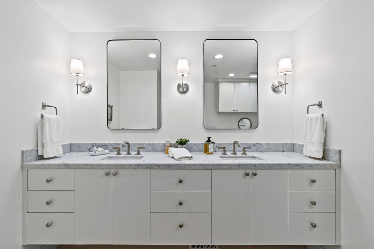 Bathroom, Dual Sink Vanities, Interior, Recessed Lighting