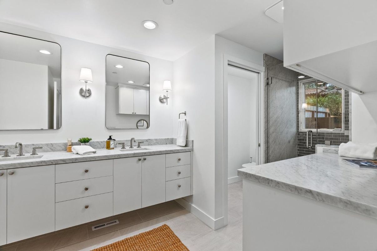 Bathroom, Dual Sink Vanities, Interior, Recessed Lighting