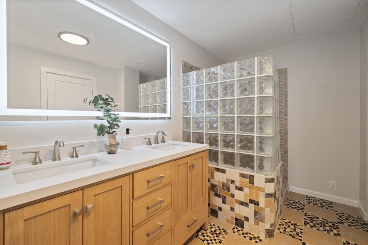 Bathroom, Dual Sink Vanities, Interior, Recessed Lighting