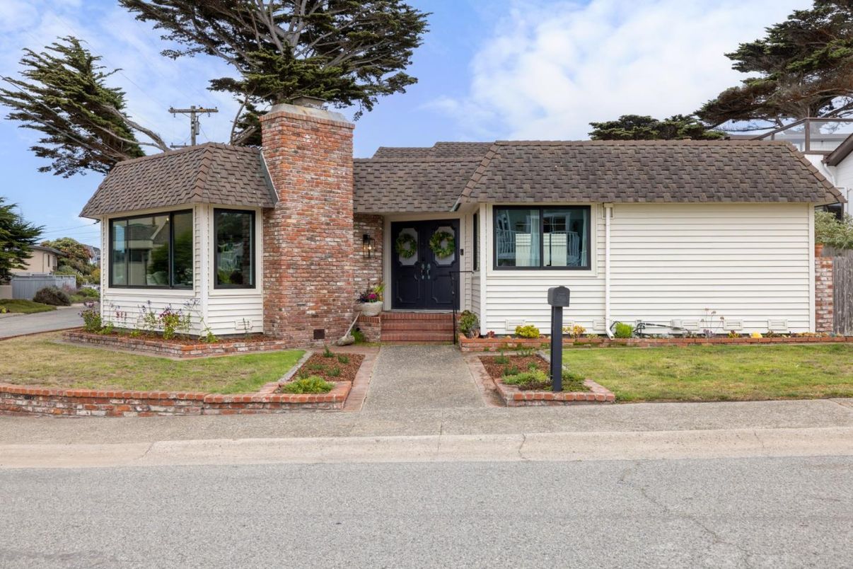 Exterior, Facade, Brick Facade, Ranch