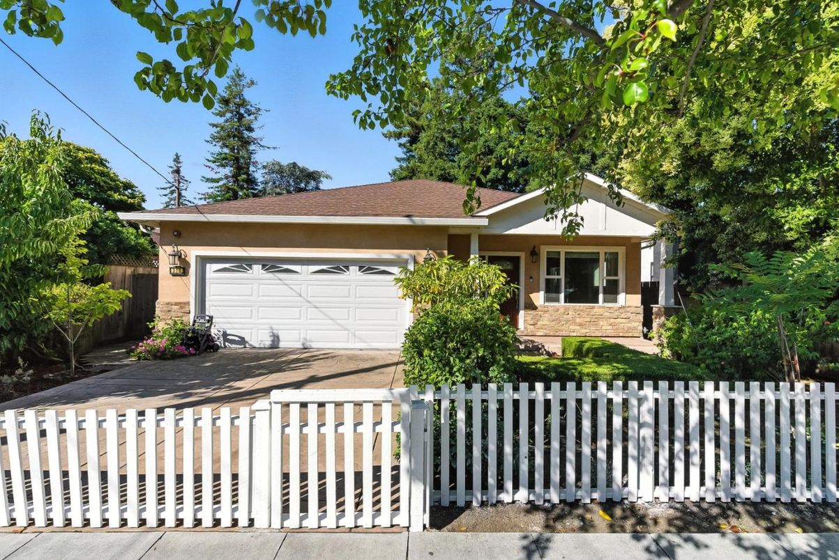 Attached, Exterior, Facade, Ranch