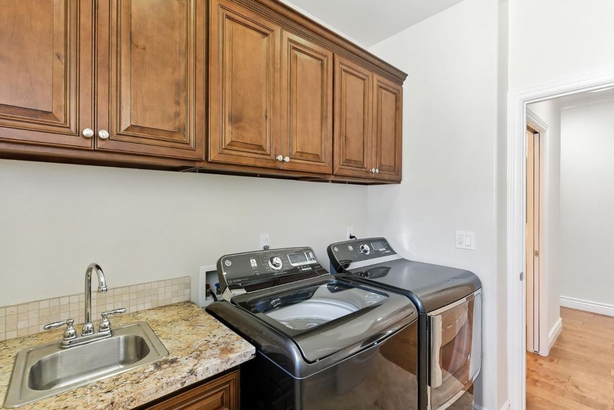 Interior, Washer, Wood Texture Flooring