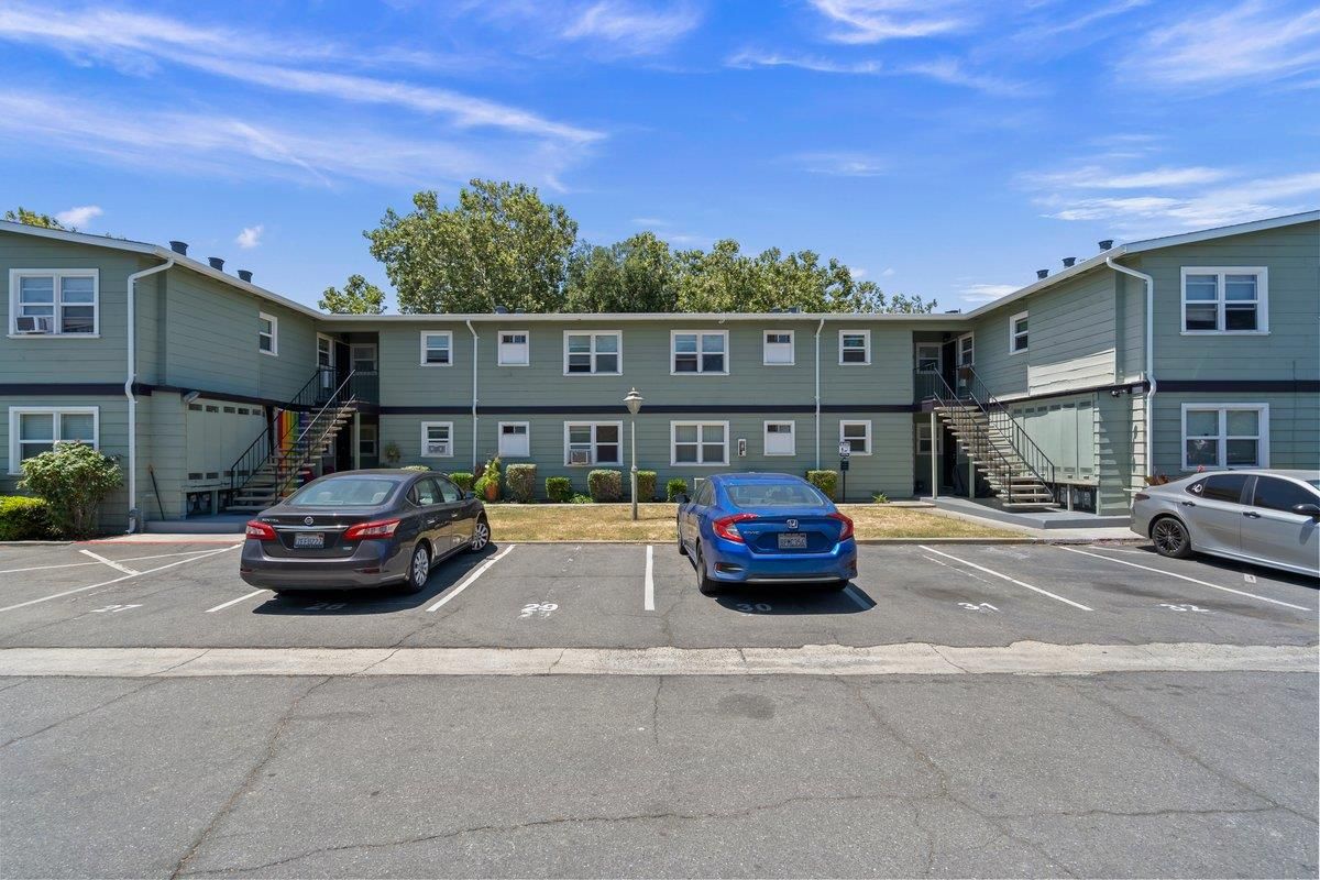 Exterior, Facade, Rowhouse