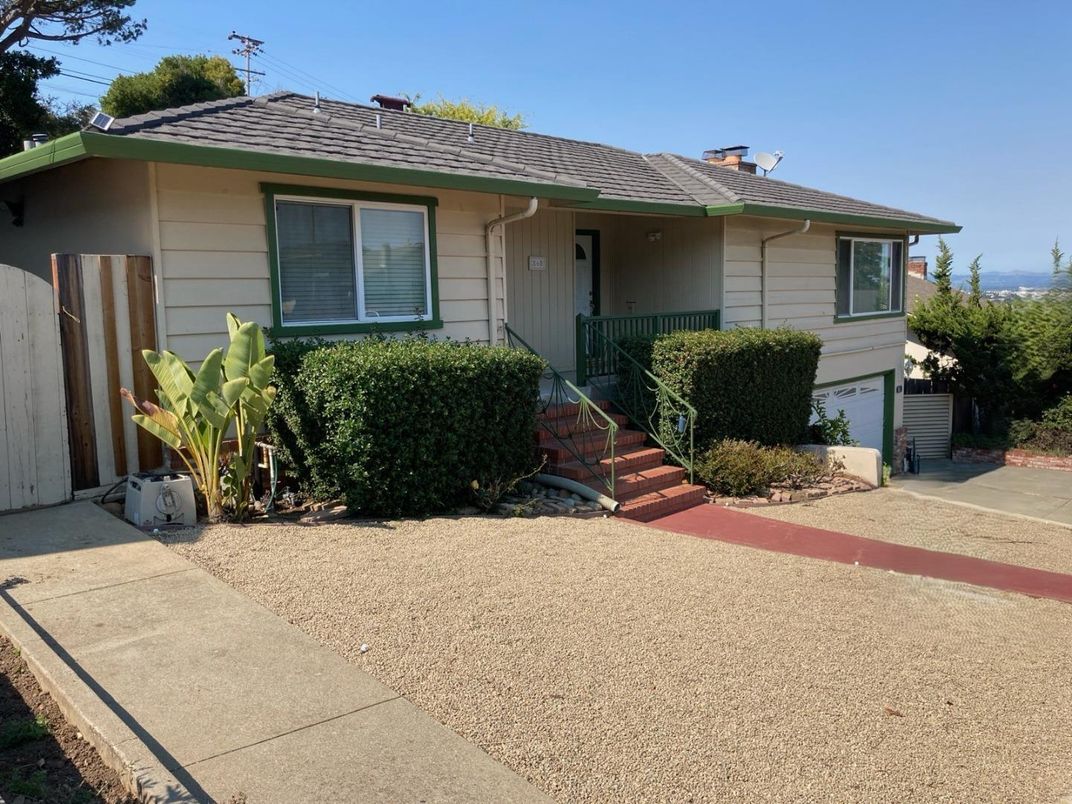 Exterior, Facade, Ranch