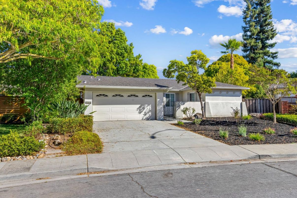 Attached, Exterior, Facade, Ranch