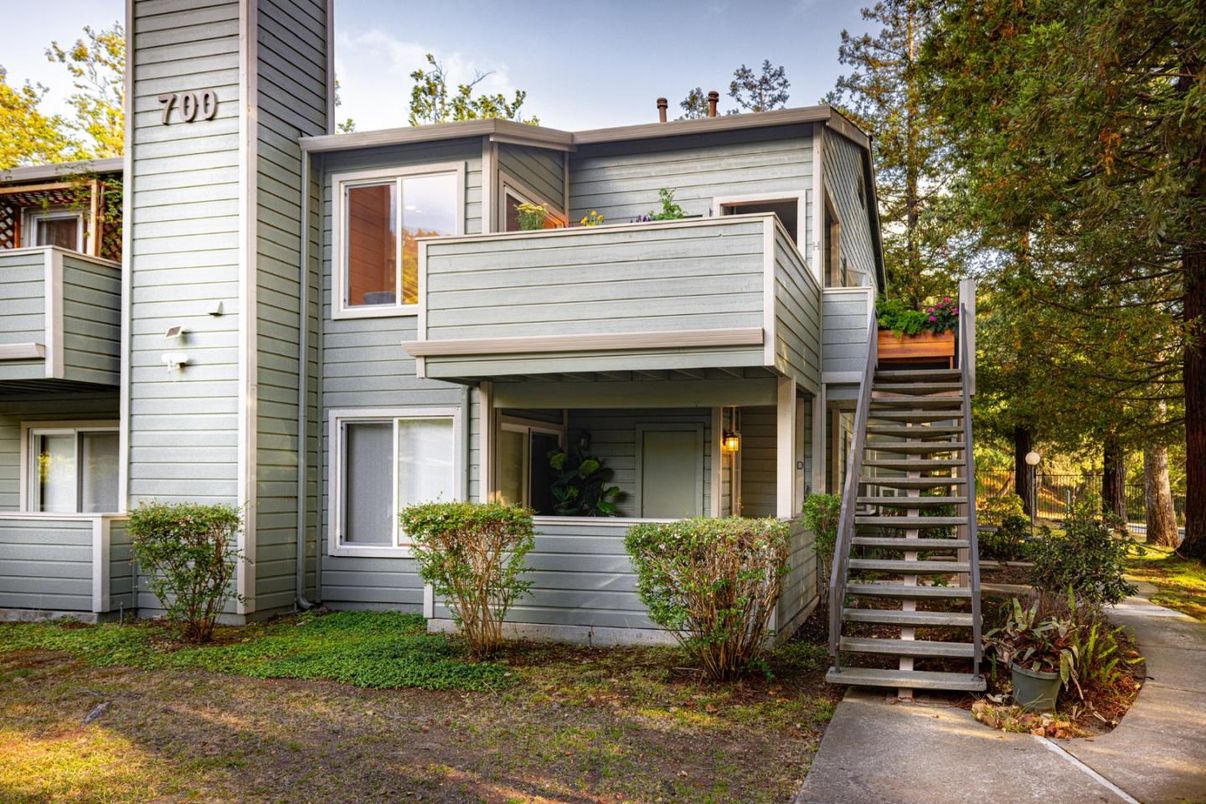 Exterior, Facade, Modern