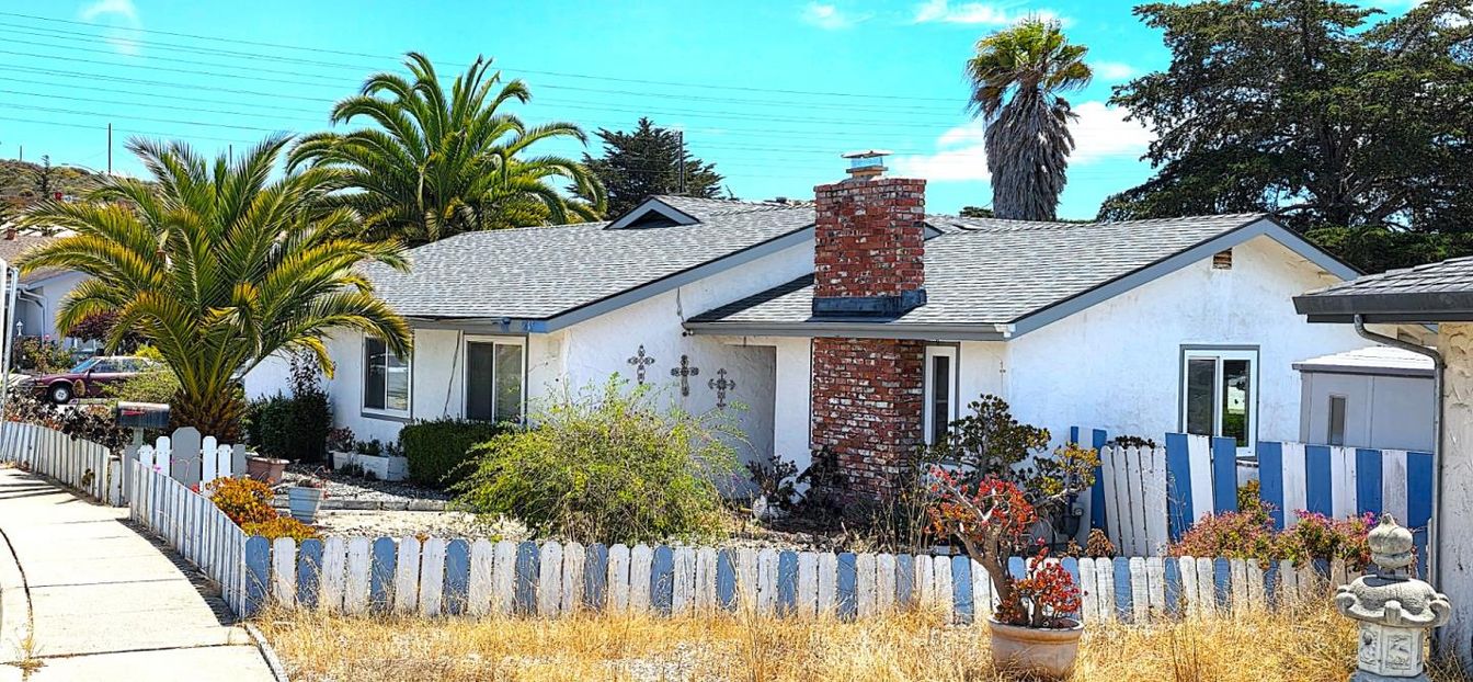 Exterior, Facade, Ranch