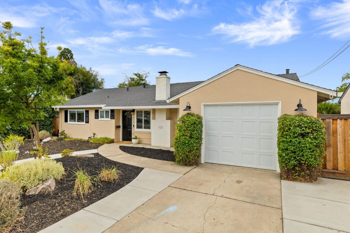 Attached, Exterior, Facade, Ranch