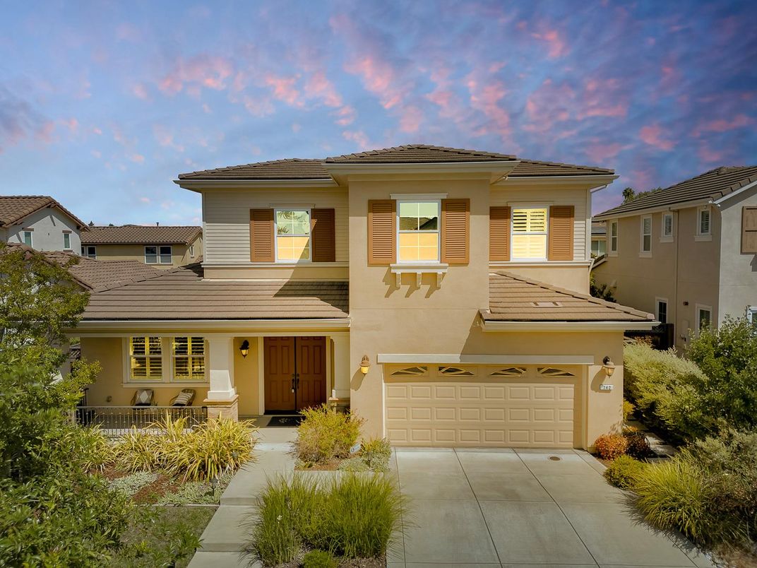 Attached, Exterior, Facade, Mediterranean