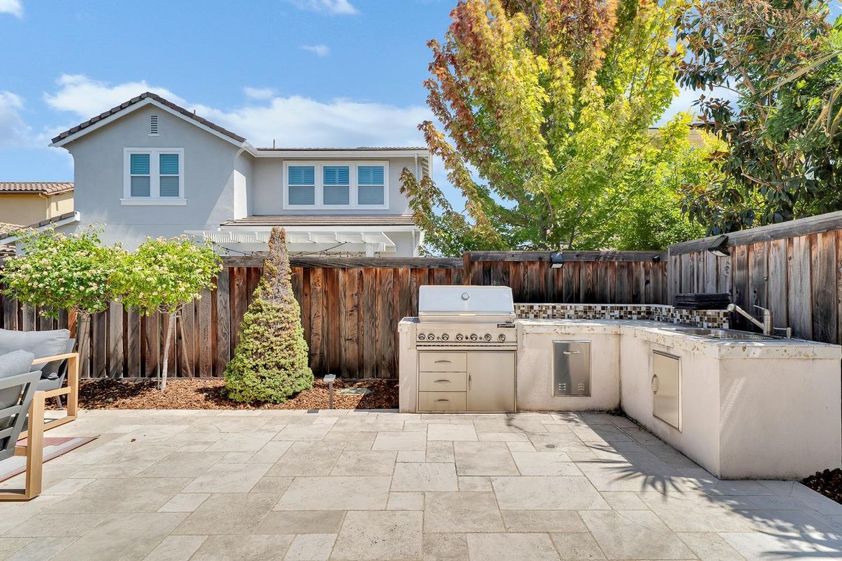 Exterior, Outdoor Kitchen