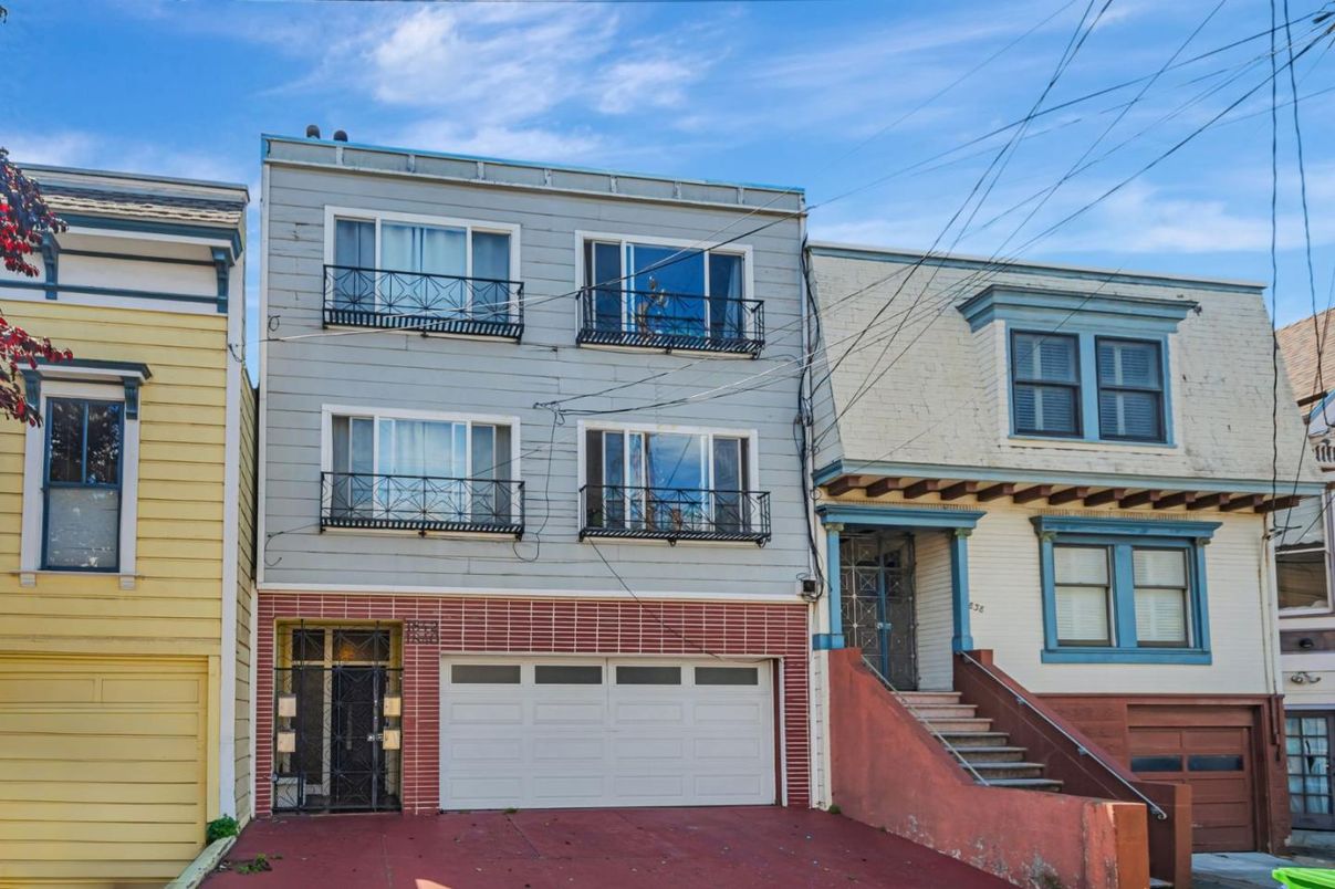 Attached, Exterior, Facade, Rowhouse