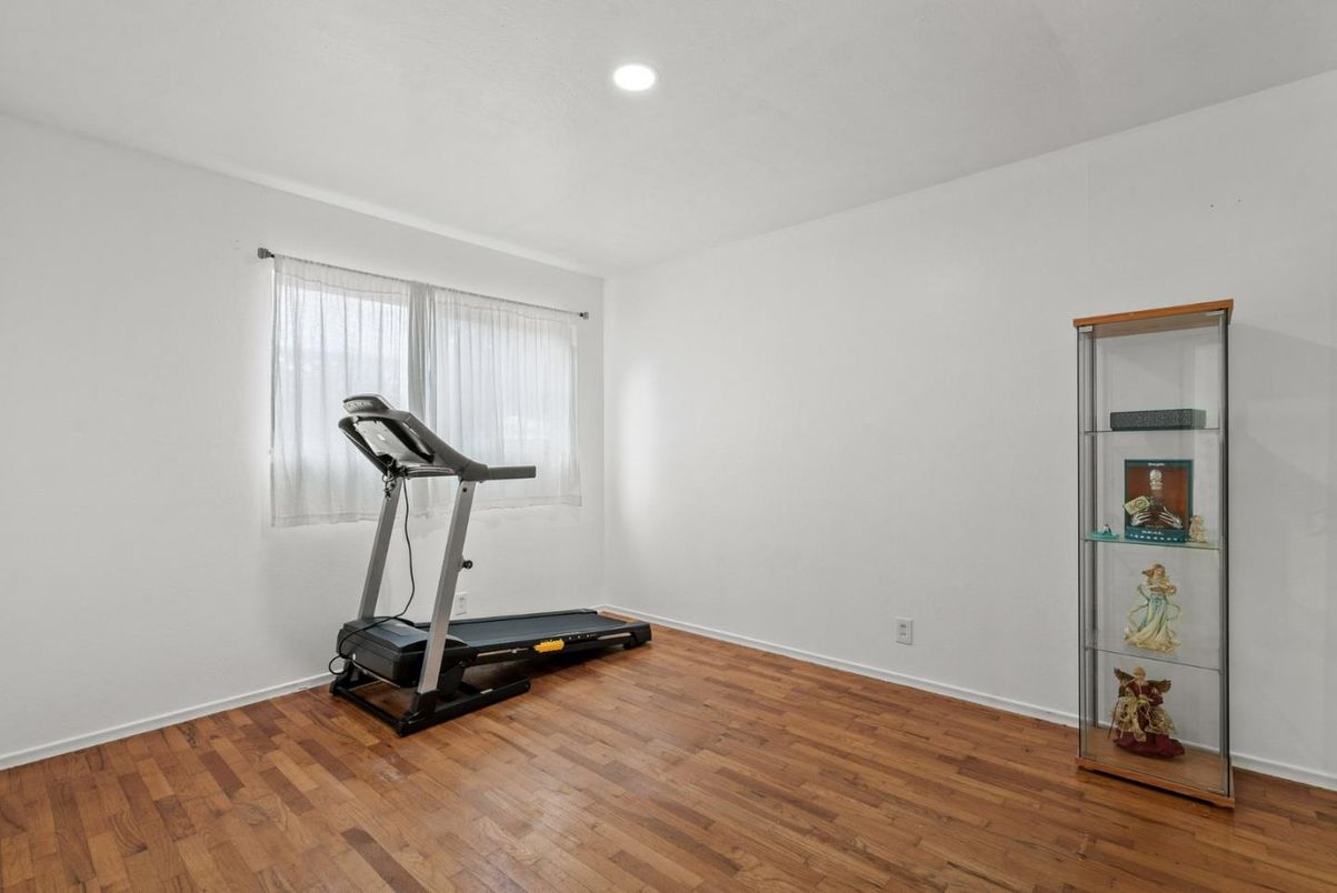 Fitness Equipment, Interior, Recessed Lighting, Wood Texture Flooring