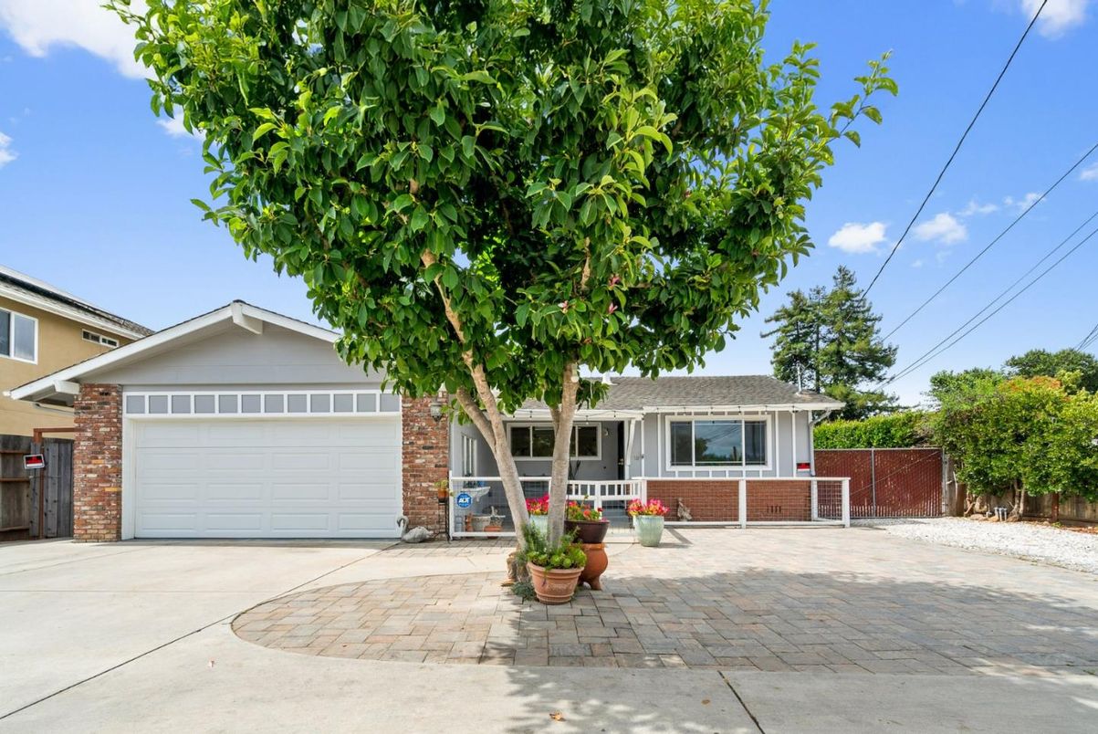 Attached, Exterior, Facade, Brick Facade, Ranch