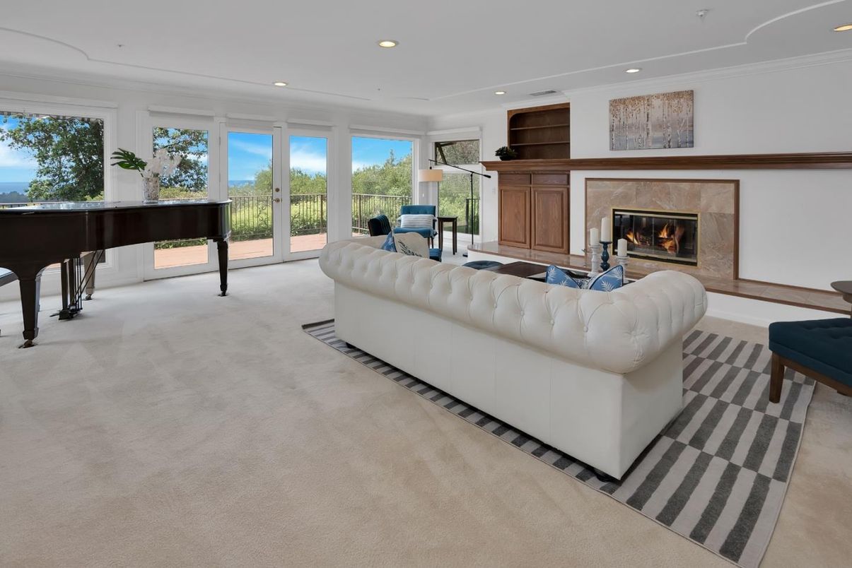 Fireplace, Interior, Living room, Piano, Recessed Lighting