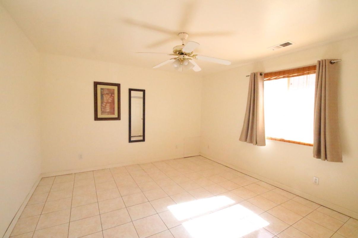 Empty room, Interior