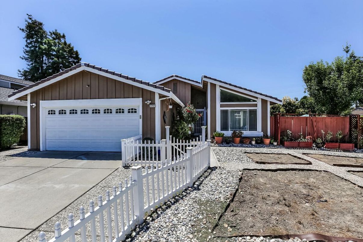Attached, Exterior, Facade, Ranch