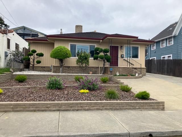 Exterior, Facade, Ranch