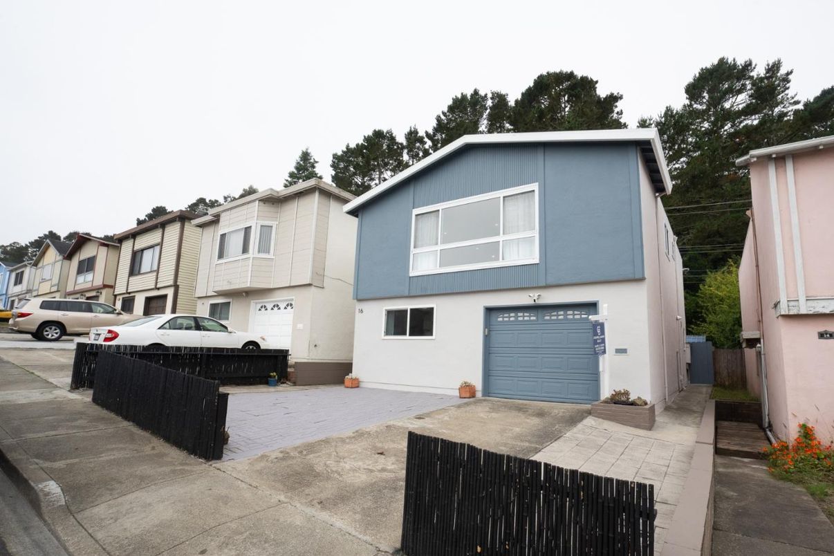 Attached, Exterior, Facade, Rowhouse