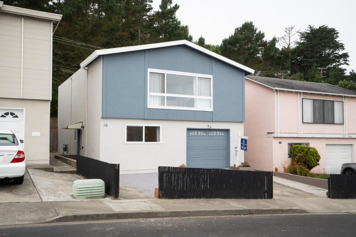 Attached, Exterior, Facade, Rowhouse
