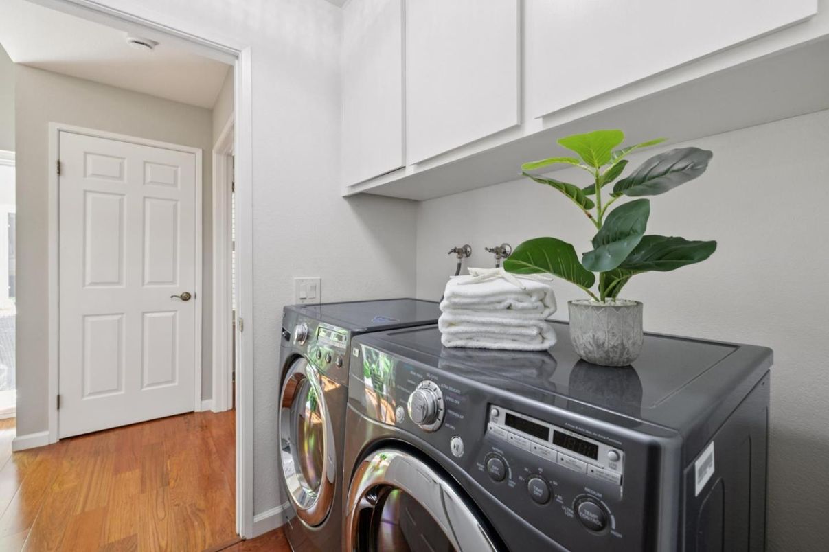 Interior, Washer, Wood Texture Flooring