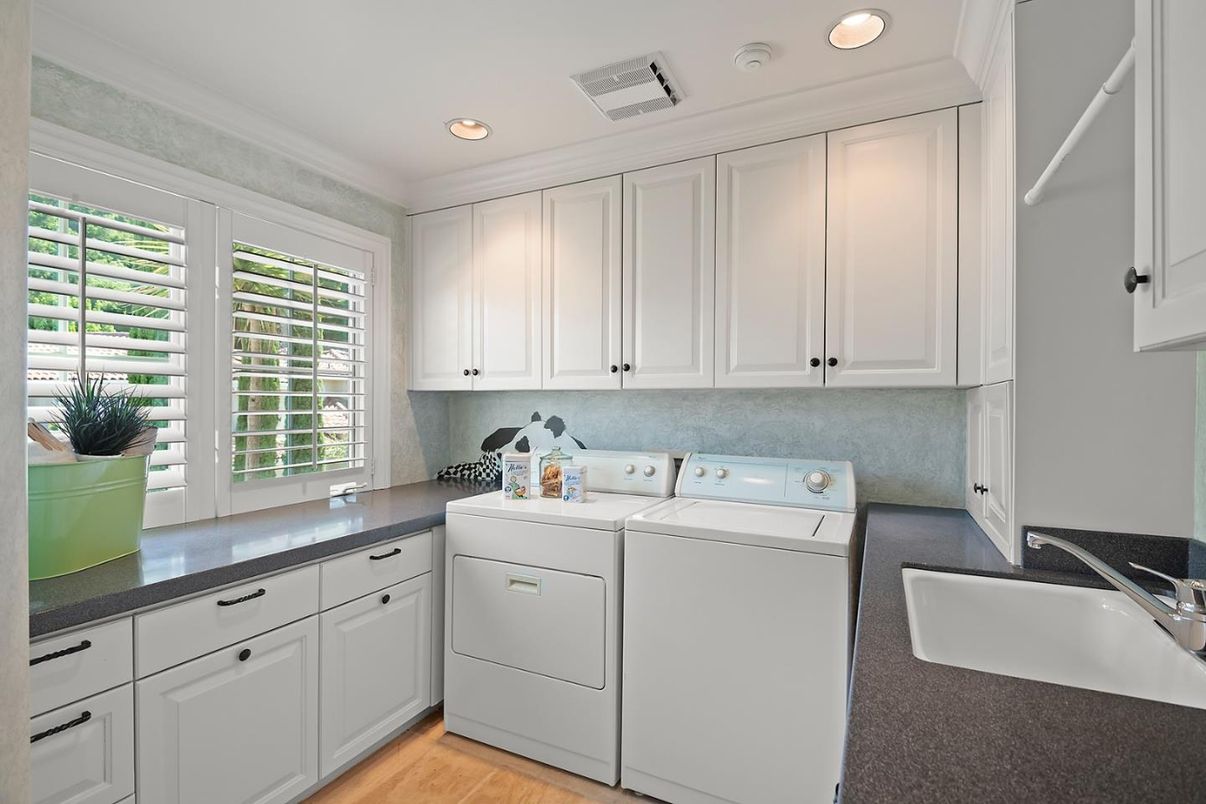 Interior, Recessed Lighting, Washer, Wood Texture Flooring