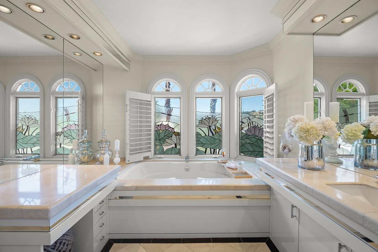 Bathroom, Interior, Recessed Lighting