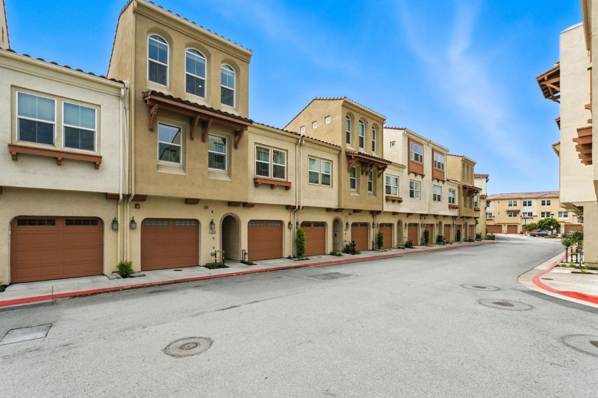 Attached, Exterior, Facade, Rowhouse