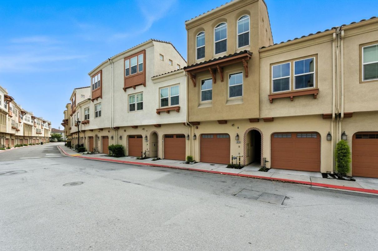 Attached, Exterior, Facade, Rowhouse